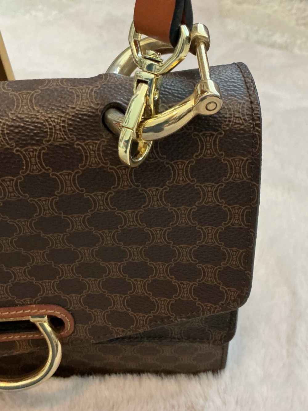 CELINE SMALL CROSSBODY WITH 2 FRONT COMPARTMENTS And CROSSBODY ADJUST STRAP - Picture 4 of 9